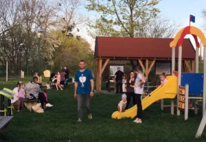 Grillowanie na placu zabaw z okazji odnawiania płotu